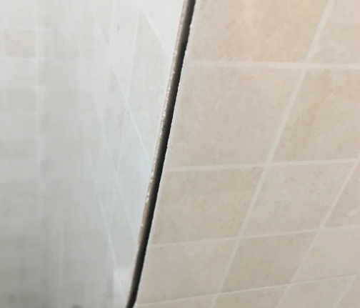 镜湖瓷砖空鼓维修公司分享阳台瓷砖脱落的修复过程可以分为以下几个步骤