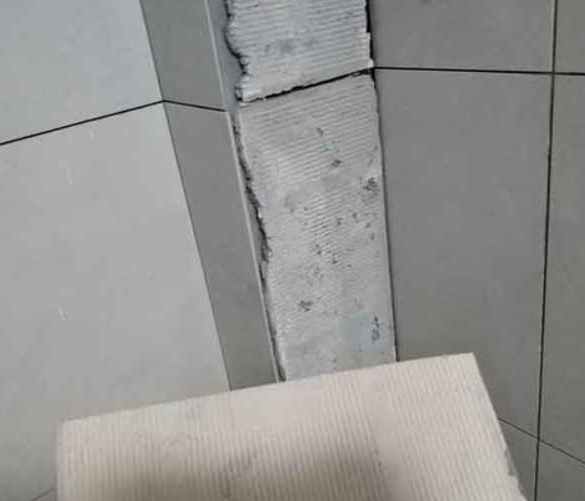 镜湖瓷砖空鼓维修公司分享下厨房瓷砖脱落的补救措施。